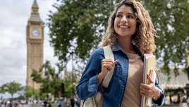 Счастливая женщина, изучающая английский язык в Лондоне