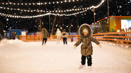 Ребенок на катке.