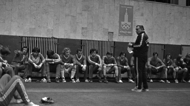 Константин Бесков дает установку игрокам. Сидят слева направо Александр Сорокин (третий слева), Олег Романцев, Виктор Самохин, Владимир Букиевский, Евгений Сидоров, Сергей Шавло, Юрий Гаврилов. 1979 год.