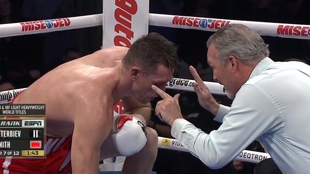 Артур Бетербиев нокаутировал Каллума Смита.