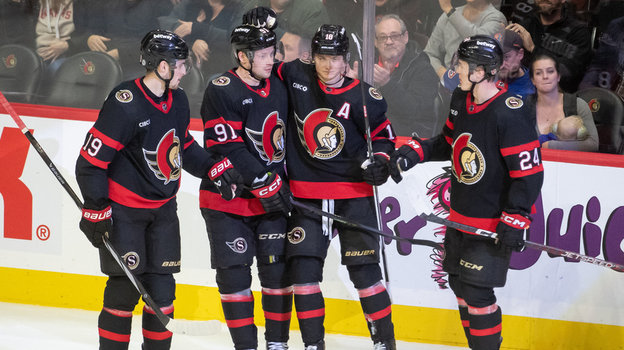 Владимир Тарасенко с хоккеистами «Оттавы».