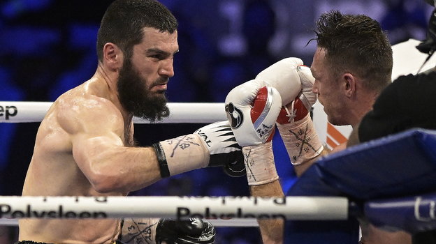 Артур Бетербиев нокаутировал Каллума Смита.