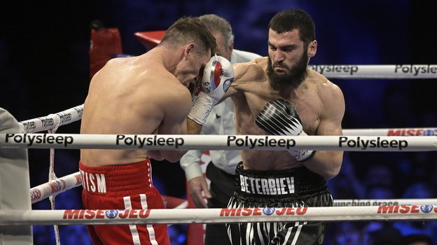 Артур Бетербиев нокаутировал Каллума Смита.