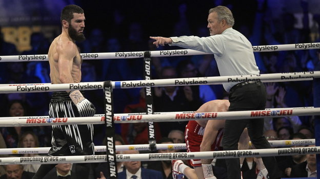 Артур Бетербиев отправил в нокаут Каллума Смита.