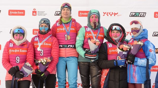 Тамара Дербушева (в центре) выиграла женский масс-старт.
