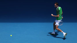 Медведев выдал нервный старт Australian Open. Отдал сет французскому ноунейму