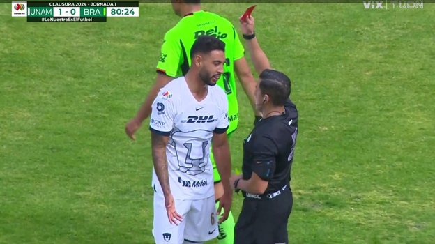 Марио Террасас Чавес показывает красную карточку Натану Силве.