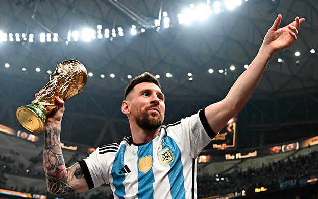 Лионель Месси празднует победу на чемпионате мира.
