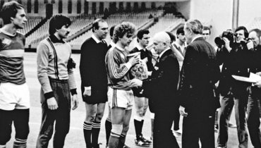 1985 год. Москва. Зимний турнир спартаковских команд. Приз получил лучший игрок турнира Федор Черенков.