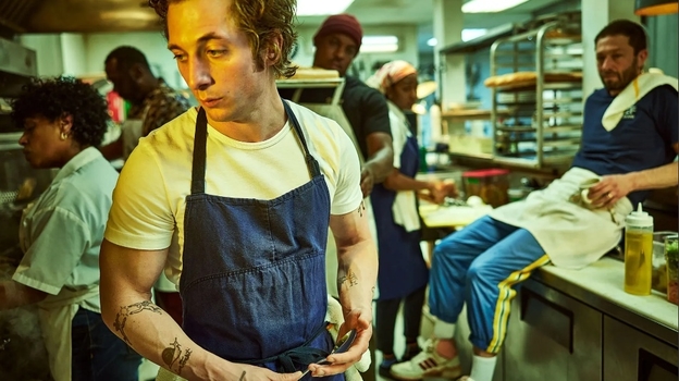 Кадр из сериала «Медведь»