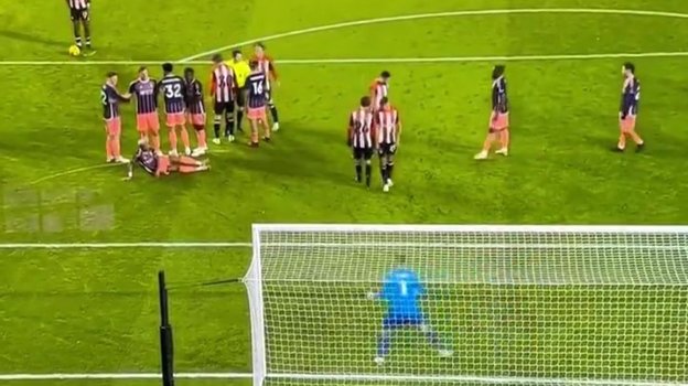 Айван Тоуни в матче с «Ноттингем Форест».