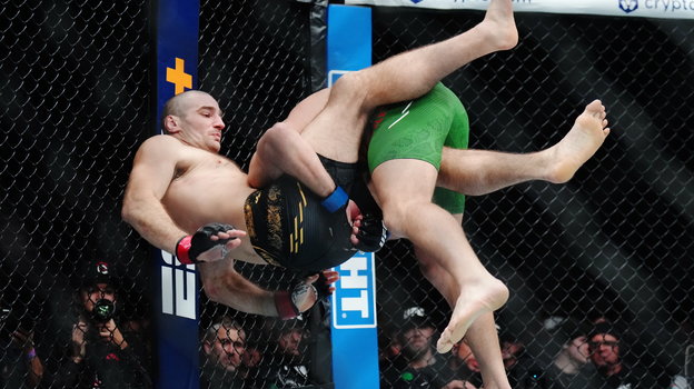 Шон Стрикленд против Дрикуса Дю Плесси.