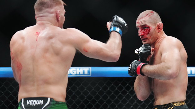 Шон Стриклэнд (справа) в поединке с Дрикусом Дю Плесси.