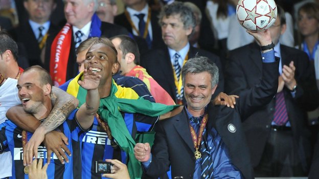 Жозе Моуринью празднует победу «Интера» в Лиге чемпионов с игроками своей команды.