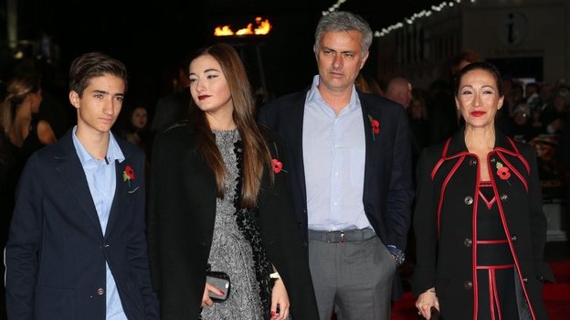 Жозе Моуринью с семьей в 2014 году: сын Жозе Марио (слева), дочь Матильда (вторая слева) и жена Матильда (справа).