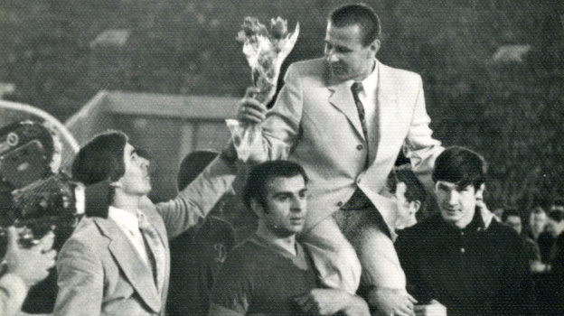 Муртаз Хурцилава и Владимир Пильгуй держат на руках Льва Яшина во время его прощального матча. Муртаз Хурцилава и Владимир Пильгуй держат на руках Льва Яшина во время его прощального матча