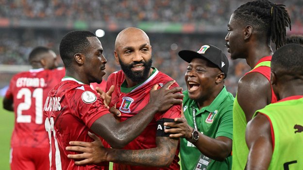 Форвард Экваториальной Гвинеи Эмилио Нсуэ празднует гол.