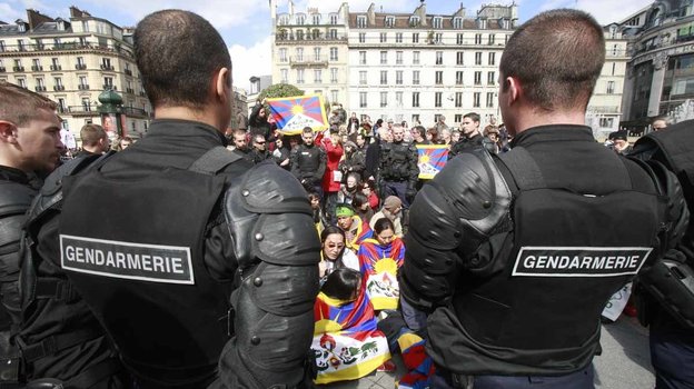 Полицейские обеспечивают порядок во время демонстраций в 2008 году.