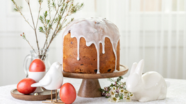 Кулич и яйца на столе.