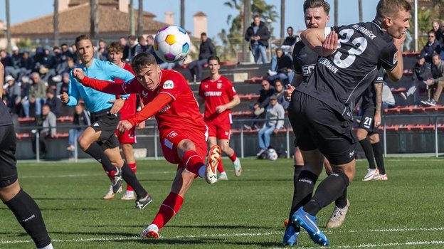 Манфред Угальде (слева).