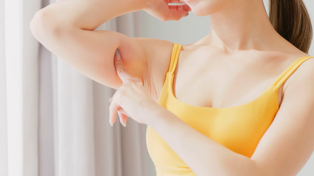 Руки девушки.