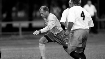 Нападающий одесского «Черноморца» Иван Шарий (с мячом) в начале сезона 1985 года был дисквалифицирован на десять матчей за нападение на судью.