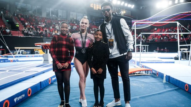 Квинси Промес с дочерьми и с гимнасткой Ангелиной Мельниковой. Футболист Квинси Промес с дочерьми и с гимнасткой Ангелиной Мельниковой.