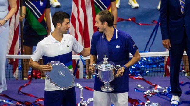 Новак Джокович и Даниил Медведев после финального матча Australian Open в 2021 году.