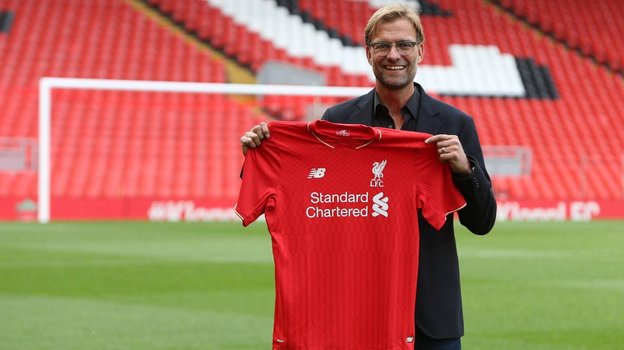 Юрген Клопп с футболкой «Ливерпуля». Тренер Юрген Клопп с футболкой «Ливерпуля».