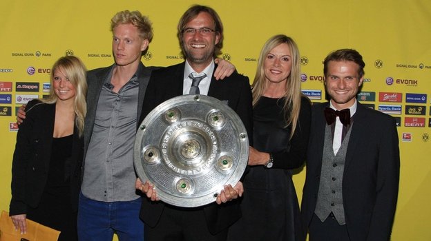 Юрген Клопп (в центре) с семьей: Улла (справа от Юргена), сын Марк (крайний справа), Деннис с девушкой (слева).