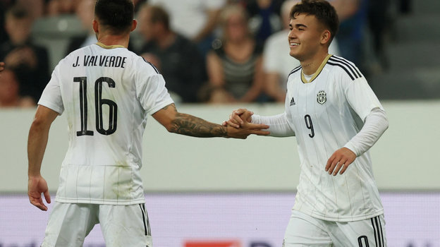 Манфред Угальде (справа).