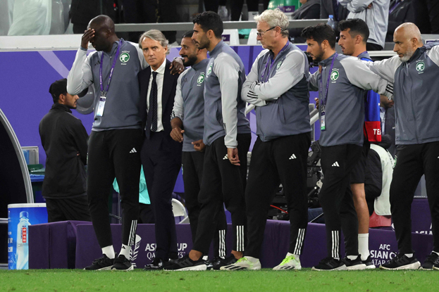 Роберто Манчини (второй слева) во время серии пенальти.