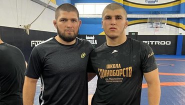 Хабиб Нурмагомедов (слева) и Магомед Мутаев (справа).