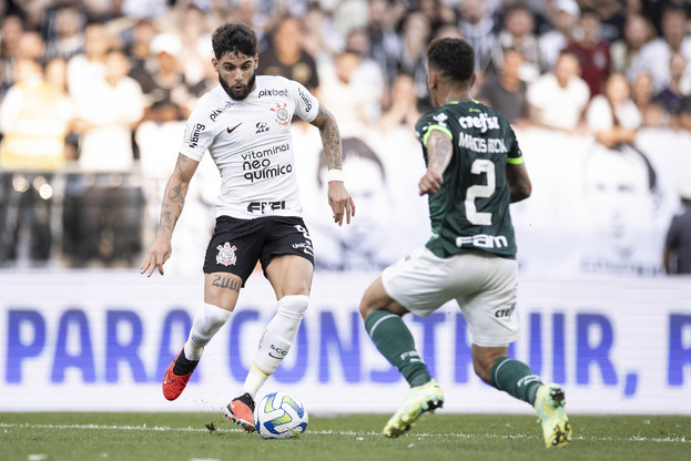 Юри Алберто (слева).