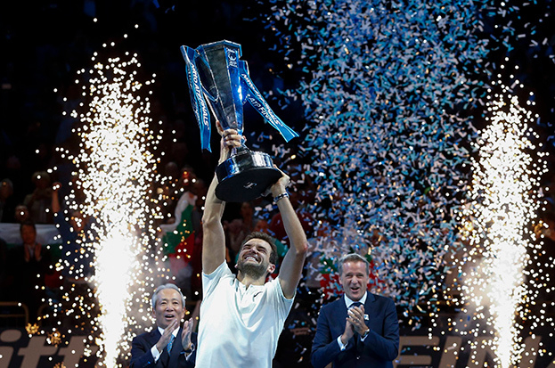 Григор Димитров празднует победу на Итоговом турнире в 2017 году.