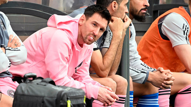 Лионель Месси на скамейке запасных.