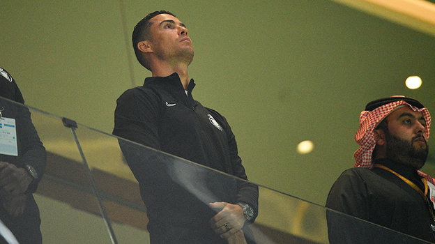 Криштиану Роналду смотрит матч с трибуны.