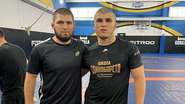 Хабиб Нурмагомедов и Магомедрасул Мутаев (справа).
