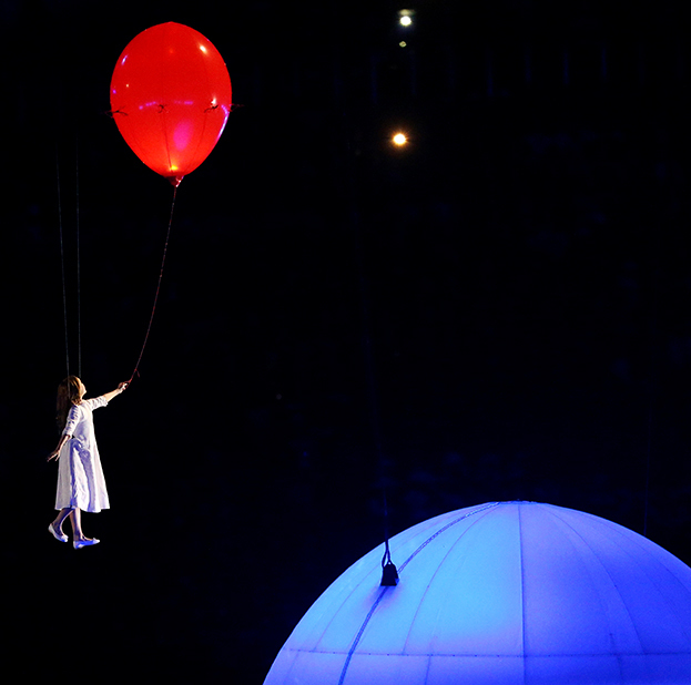 Главная героиня шоу Люба парит под крышей стадиона.