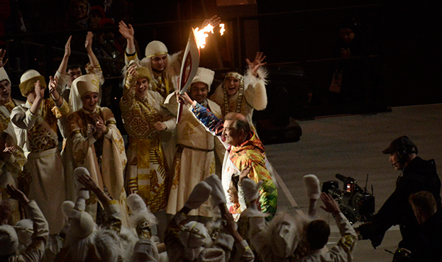 Владислав Третьяк несет олимпийский огонь.