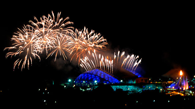 Фейрверки в конце церемонии открытия Олимпиады в Сочи.