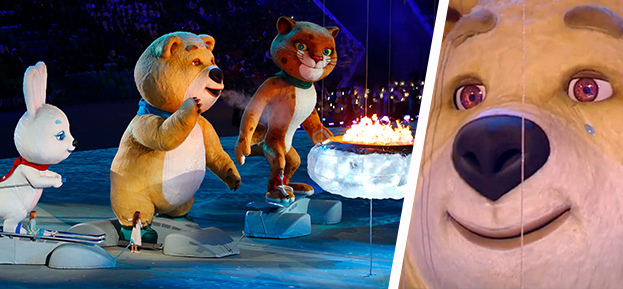 Талисманы задувают олимпийский огонь на закрытии Олимпиады в Сочи, после чего по щеке Мишки катится слеза.