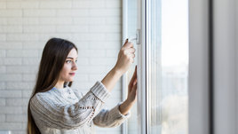 Девушка открыла окно.