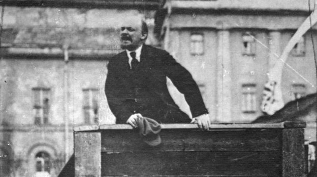 Владимир Ленин выступает на Театральной площади в Москве.