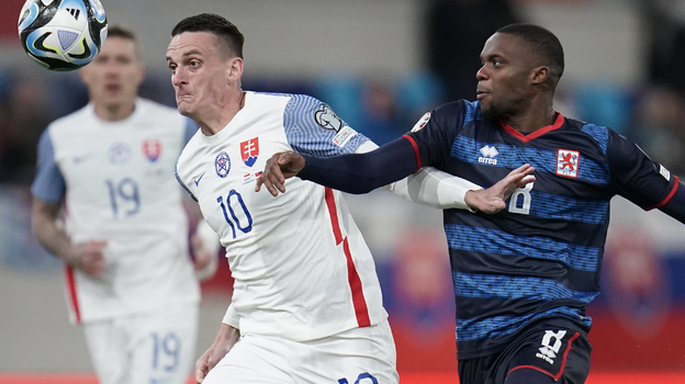 Кристофер Мартинс (справа).