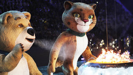 Талисман Игр в Сочи Белый Мишка задувает олимпийский огонь