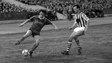 24 апреля 1985 года. Москва. Петровский парк. «Динамо» М — «Рапид» — 1:1. С мячом — Александр Хапсалис.