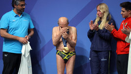 100-летний дайвер прыгнул с вышки на чемпионате мира. Он получил золото и расплакался