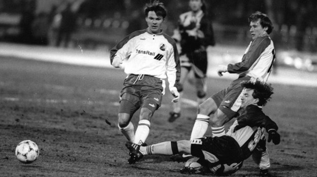 Дмитрий Лоськов и Владимир Маминов в матче против АЕК в 1998 году. Футболисты Дмитрий Лоськов и Владимир Маминов в матче против АЕК