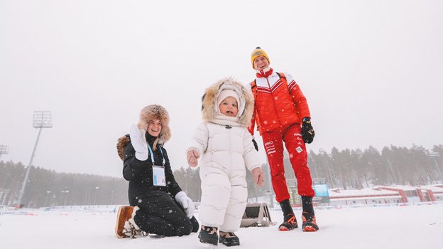 Александр Большунов с семьей после гонки.